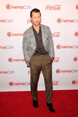 LOS ANGELES - APR 28:  Glen Powell at the CinemaCon 2022 Big Screen Achievement Awards Red Carpet at Caesars Palace on April 28, 2022  in Las Vegas, NV