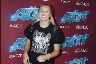 LOS ANGELES - AUG 23:  JoJo Siwa at the America's Got Talent Season 17 - Live Show Red Carpet  at Pasadena Sheraton Hotel on August 23, 2022 in Pasadena, CA