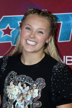 LOS ANGELES - AUG 23:  JoJo Siwa at the America's Got Talent Season 17 - Live Show Red Carpet  at Pasadena Sheraton Hotel on August 23, 2022 in Pasadena, CA