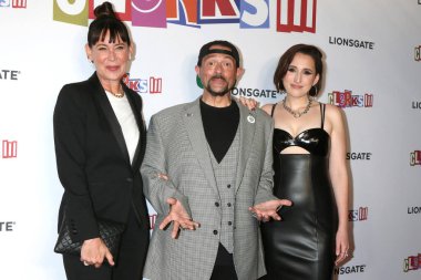 LOS ANGELES - AUG 24:  Jennifer Schwalbach Smith, Kevin Smith, Harley Quinn Smith at the Clerks III Premiere at TCL Chinese Theater on August 24, 2022 in Los Angeles, CA