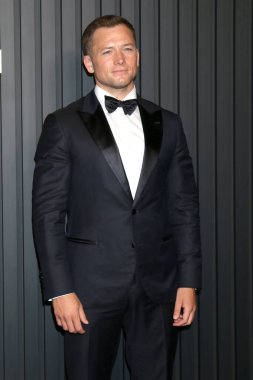 LOS ANGELES - 12 Eylül 2022 'de Los Angeles' ta Apple TV + Primetime Emmy Partisi Kırmızı Halı Ana Kurt 'ta Taron Egerton