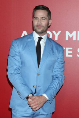 LOS ANGELES - SEP 28: Luke Macfarlane Regal LA 'deki Bros Premiere' de 28 Eylül 2022 'de Los Angeles, CA