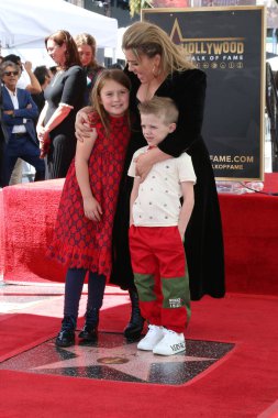 LOS ANGELES - 19 Eylül 2022 'de River Rose Blackstock, Kelly Clarkson, Remington Alexander Blackstock Kelly Clarkson Star töreninde Hollywood Şöhret Yolu' nda