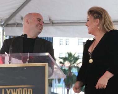 LOS ANGELES - 19 Eylül 2022 'de Los Angeles, CA' da Kelly Clarkson Star Töreni 'nde Jason Halbert ve Kelly Clarkson.
