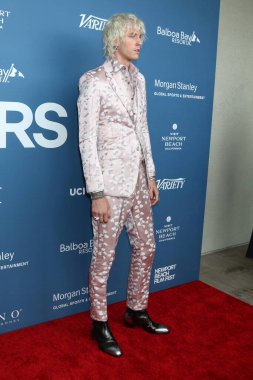 LOS ANGELES - OCT 16: Colson Baker namı diğer Makineli Tüfek Kelly Newport Plaj Film Festivali Onur ve 10 Aktör Balboa Bay Resort 'ta 16 Ekim 2022 Newport Beach, CA