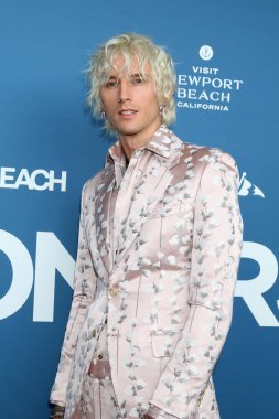 LOS ANGELES - OCT 16: Colson Baker namı diğer Makineli Tüfek Kelly Newport Plaj Film Festivali Onur ve 10 Aktör Balboa Bay Resort 'ta 16 Ekim 2022 Newport Beach, CA