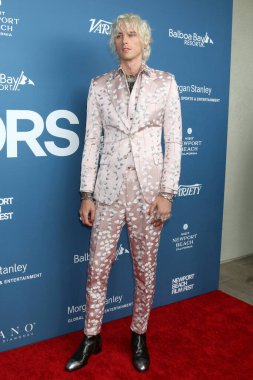 LOS ANGELES - OCT 16: Colson Baker namı diğer Makineli Tüfek Kelly Newport Plaj Film Festivali Onur ve 10 Aktör Balboa Bay Resort 'ta 16 Ekim 2022 Newport Beach, CA