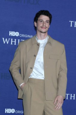 LOS ANGELES - 20 Ekim 2022 'de Los Angeles, CA' da Beyaz Lotus 'ta Adam DiMarco' nun galası var.