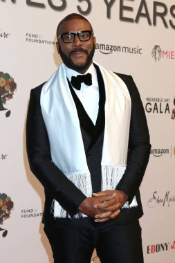 LOS ANGELES - 22 Ekim 2022 'de Santa Monica, CA' da 5. Geleneksel Giyilebilir Sanat Galasında Tyler Perry