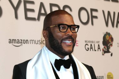 LOS ANGELES - 22 Ekim 2022 'de Santa Monica, CA' da 5. Geleneksel Giyilebilir Sanat Galasında Tyler Perry