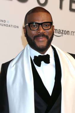 LOS ANGELES - 22 Ekim 2022 'de Santa Monica, CA' da 5. Geleneksel Giyilebilir Sanat Galasında Tyler Perry
