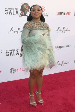 LOS ANGELES - 22 Ekim 2022 'de Santa Monica, CA' da 5. Geleneksel Giyilebilir Sanat Galasında Quinta Brunson