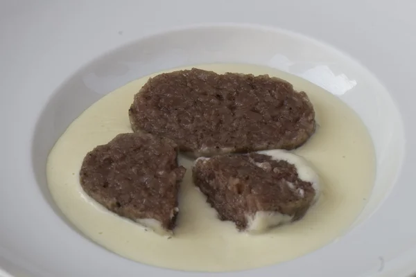 peynir sosu ile haşlanmış sosis