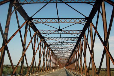 bir köprüyü geçtikten