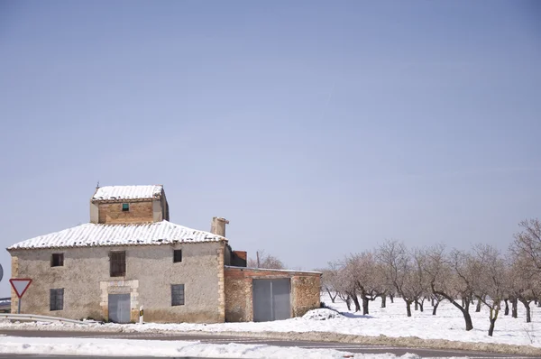 Casa de campo en la nieve —  Fotos de Stock