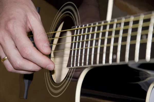 Mão tocando guitarra — Fotografia de Stock