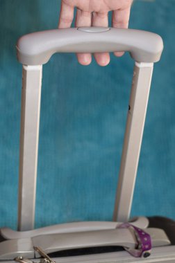 bir Bagaj arabası çekerek el