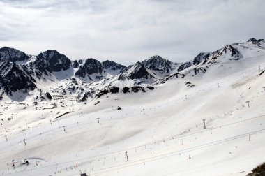 Pirene Dağları kar yağdı