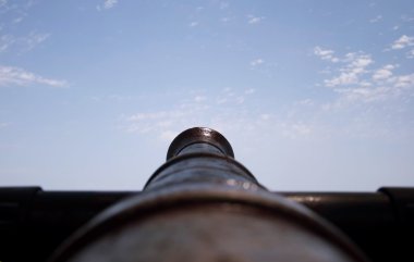 Topu gökyüzüne işaret