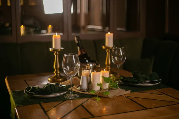 Dos Vasos Repuesto Luz Vela Restaurante Ambiente Romántico — Foto de Stock