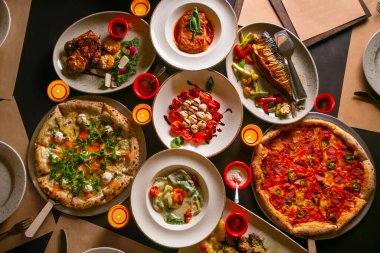 Yeni hazırlanmış Avrupa mutfağı ve menü için boş kağıtlı pizzanın devasa büfesinin en alt manzarası.