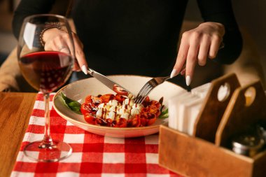 Ön manzara nefis İtalyan yemekleri caprese salatası, çatal bıçak takımı.