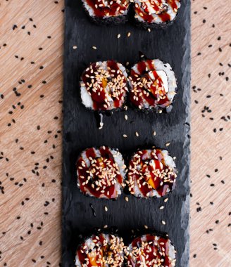 Sushi Set nigiri ve suşi rulo siyah taş kayrak kaplama tahtası