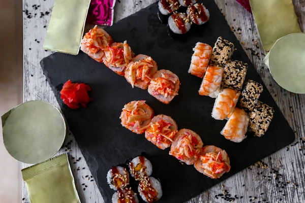 Sushi Set nigiri ve suşi rulo siyah taş kayrak kaplama tahtası