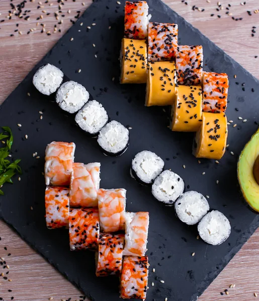Sushi Set nigiri ve suşi rulo siyah taş kayrak kaplama tahtası