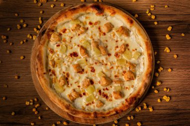 Tahta masa manzaralı nefis Hawai pizzası.