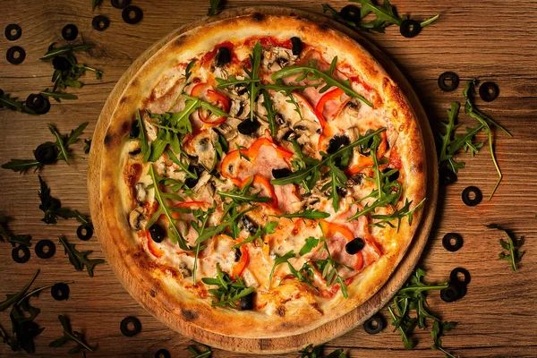 Lezzetli pizza ahşap masa üstten görünüm görev yaptı.