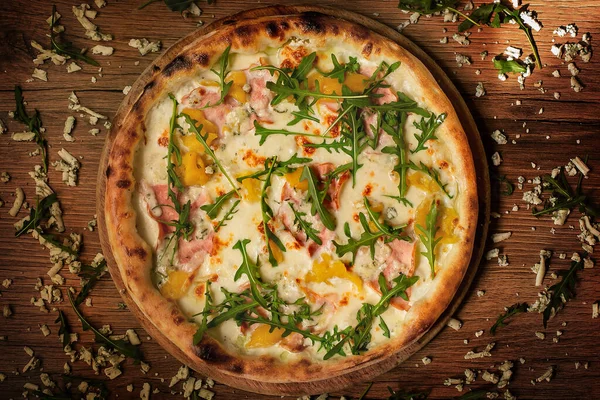 Lezzetli pizza ahşap masa üstten görünüm görev yaptı.