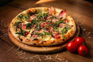 lezzetli İtalyan pizza tahta masada görev yaptı.