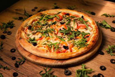 lezzetli İtalyan pizza tahta masada görev yaptı.