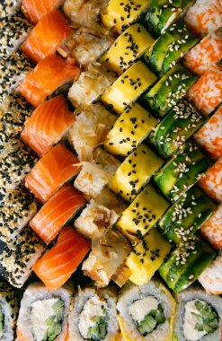 Çeşitli Japon suşi siyah arka plan üzerine alır. Asya veya Japonca gıda çerçeve