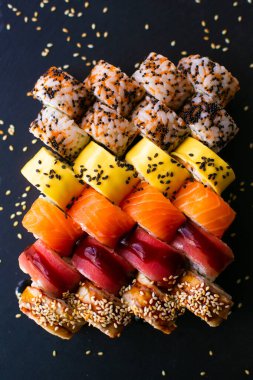 Çeşit çeşit Japon suşisi çok lezzetli görünüyor. en üstteki görünüm