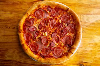 Fesleğenli ve baharatlı lezzetli salamlı pizza.