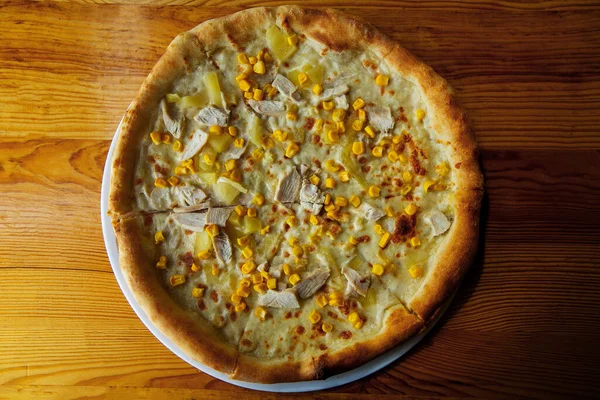 Tavuk mısır ve ananas yaz arkaplanlı hafif Hawaii pizzası.