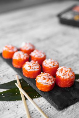 Sushi set nigiri ve suşi siyah taş levhada yuvarlanır. Tex için yer. Instagram hikayeleri