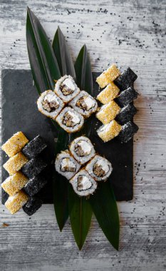 Suşi set nigiri ve suşi siyah taş tabakta yuvarlanır. Tex için yer. Instagram hikayeleri