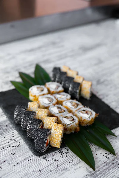 Suşi set nigiri ve suşi siyah taş tabakta yuvarlanır. Tex için yer. Instagram hikayeleri