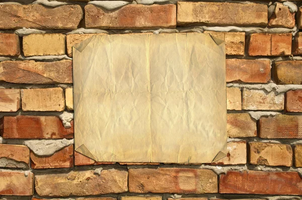 Vieux papier sur mur de briques — Photo