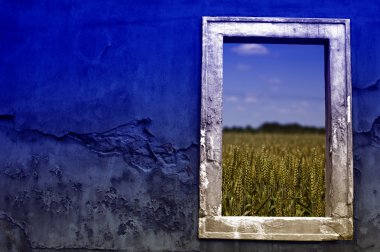 Eski duvardaki eski pencere