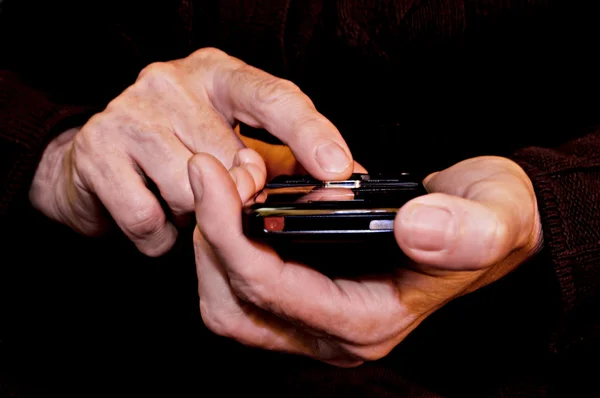 Mujer mano sosteniendo un teléfono móvil — Foto de Stock