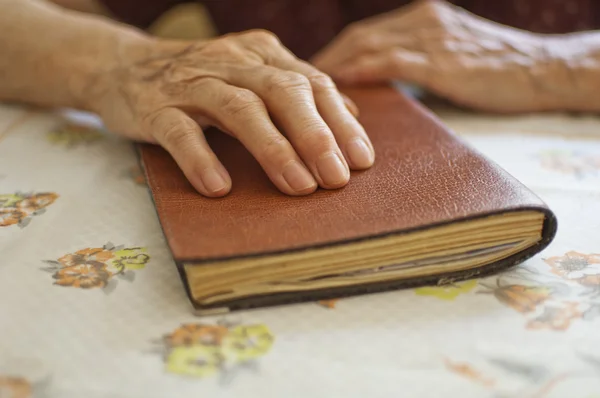 Old woman holding book — Stock Photo, Image