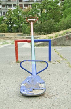 renk, bir oyun alanı içinde ateş ile doymuş bir sallanmak