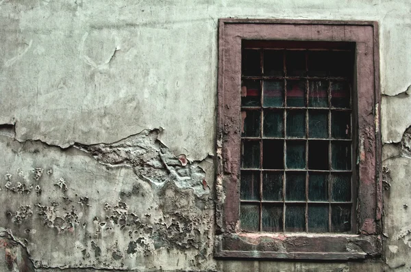 Vieja ventana sucia en la vieja pared agrietada —  Fotos de Stock