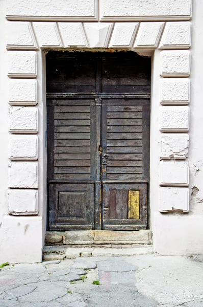 Gamla bruna dörren — Stockfoto