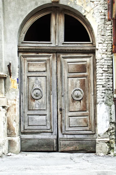 Eski, terk edilmiş bir binada kapı — Stok fotoğraf