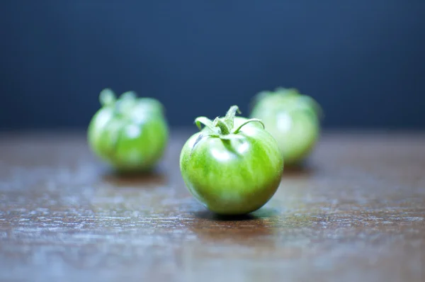 Três tomates verdes maduros — Fotografia de Stock